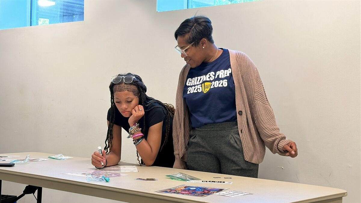 MYDG mentor and mentee working together